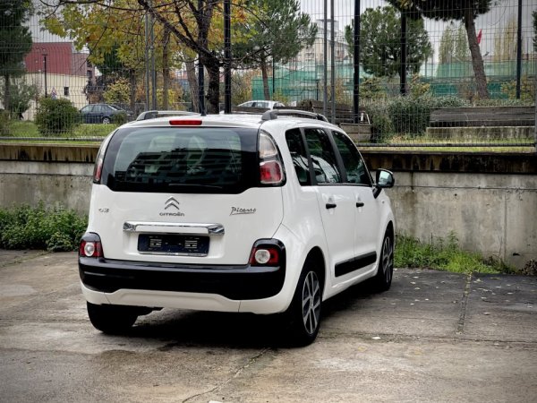 Tirane, shes makine Citroen C3 Picasso Nafte, e bardhë manuale Klima 162.000 km 4.700 €