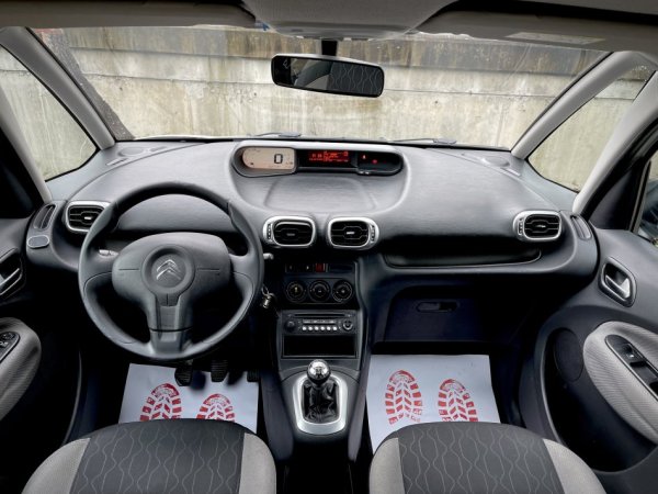 Tirane, shes makine Citroen C3 Picasso Nafte, e bardhë manuale Klima 162.000 km 4.700 €