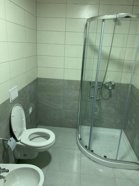 Tirane, jepet me qera apartament 2+1 Kati 7, 106 m² 700 € (Fiori Di Bosko)