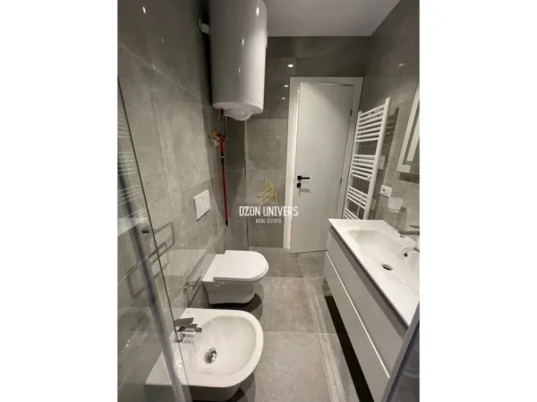 Tirane, jepet me qera apartament 2+1+Ballkon Kati 7, 84 m² 700 € (Ish Fusha e Aviacionit)
