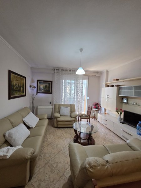 Tirane, jepet me qera 1+1 , 60 m² 550 €
