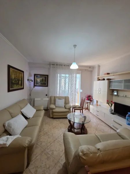 Tirane, jepet me qera apartament 1+1+Ballkon Kati 4, 60 m² 600 € 