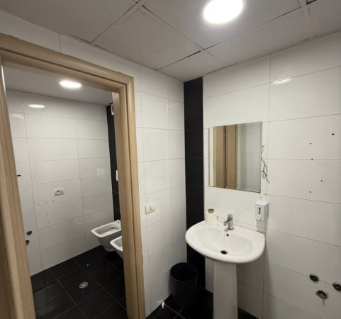 Tirane, jepet me qera zyre Kati 6, 210 m² 3.150 € 