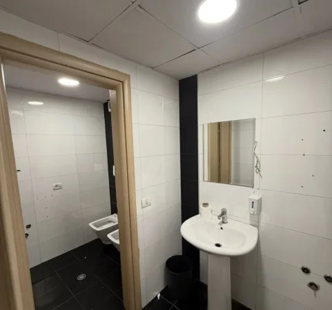 Tirane, jepet me qera zyre Kati 6, 210 m² 3.150 € 