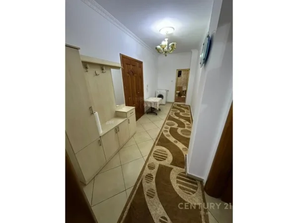 Tirane, jepet me qera apartament 2+1 Kati 1, 136 m² 500 € (5 maji)