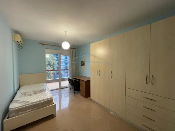 Tirane, jepet me qera apartament 2+1+Ballkon Kati 4, 100 m² 800 € 