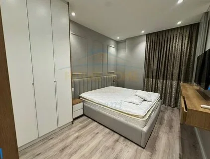 Tirane, jepet me qera apartament 1+1+Ballkon Kati 2, 60 m² 700 € (Shkolla e Kuqe)
