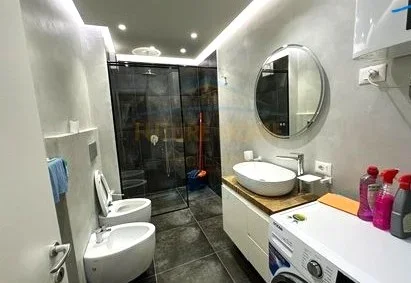 Tirane, jepet me qera apartament 1+1+Ballkon Kati 2, 60 m² 700 € (Shkolla e Kuqe)