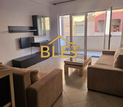 Shqiperi, jepet me qera apartament 1+1 Kati 4, 70 m² 400 € (Vasil Tromara)