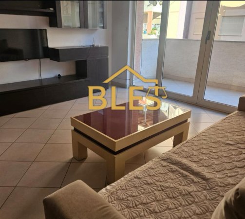 Shqiperi, jepet me qera apartament 1+1 Kati 4, 70 m² 400 € (Vasil Tromara)
