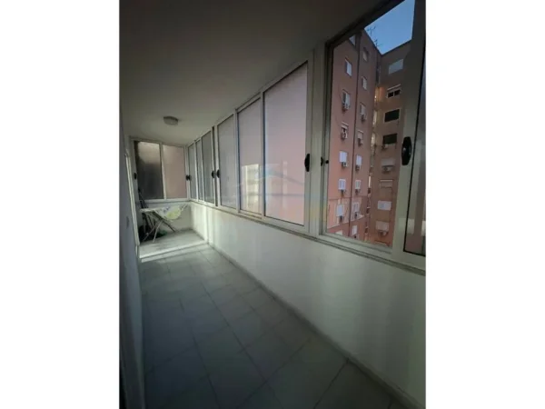 Tirane, jepet me qera apartament 2+1+Ballkon Kati 6, 100 m² 850 € 