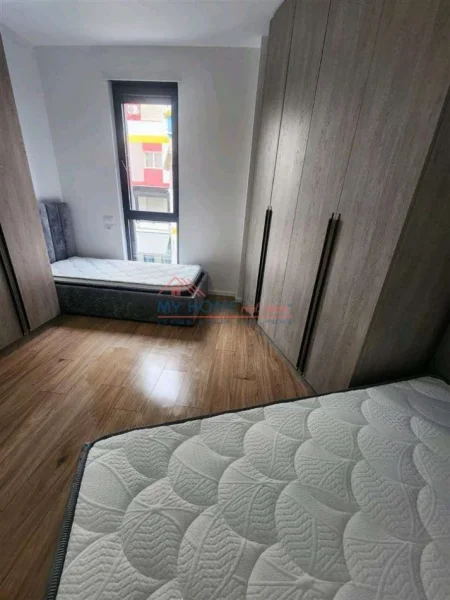Tirane, jepet me qera apartament 2+1+Ballkon Kati 3, 115 m² 1.000 € (Rruga Shyqyri Brari)
