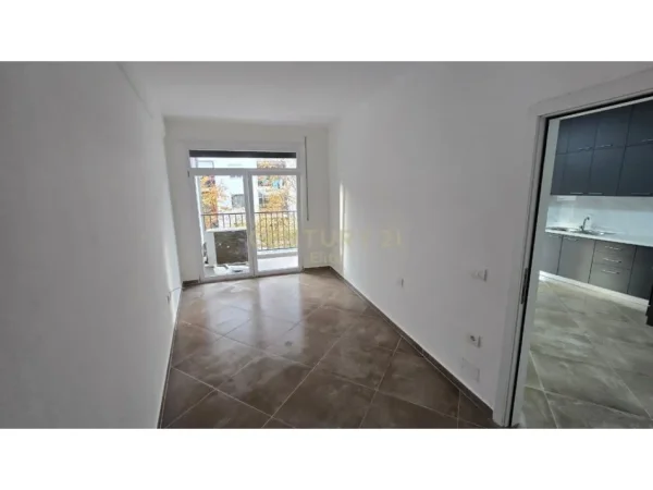 Tirane, jepet me qera 1+1 , 74 m² 450 € (5 Maji)