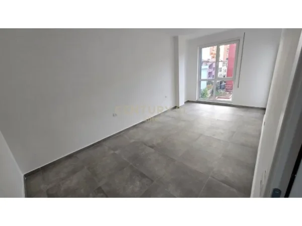 Tirane, jepet me qera apartament 1+1 Kati 3, 70 m² 450 € (5 Maji)