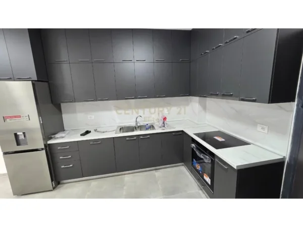 Tirane, jepet me qera apartament 1+1 Kati 3, 70 m² 450 € (5 Maji)