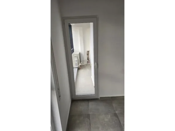 Tirane, jepet me qera apartament 1+1 Kati 3, 70 m² 450 € (5 Maji)