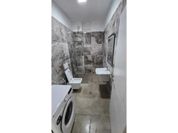 Tirane, jepet me qera apartament 1+1 Kati 3, 70 m² 450 € (5 Maji)