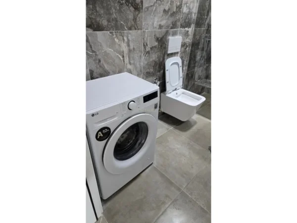Tirane, jepet me qera apartament 1+1 Kati 3, 70 m² 450 € (5 Maji)