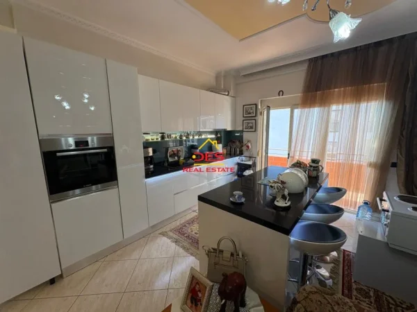 Vlore, shitet apartament 2+1+Ballkon Kati 4, 107 m² (Rruga Kosova)
