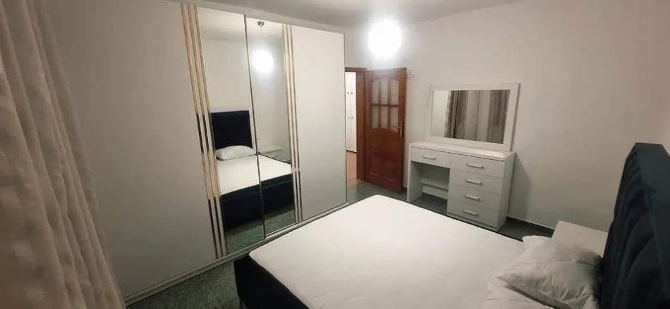 Tirane, jepet me qera 1+1 Kati 4, 70 m² 450 € (ALI DEMI)