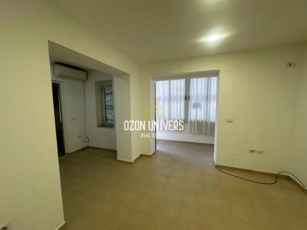 Tirane, jepet me qera ambjent biznesi Kati 0, 35 m² 400 € (Komuna e Parisit)