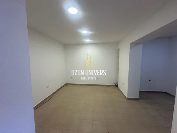 Tirane, jepet me qera ambjent biznesi Kati 0, 35 m² 400 € (Komuna e Parisit)