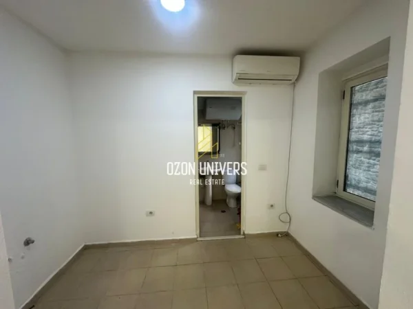 Tirane, jepet me qera ambjent biznesi Kati 0, 35 m² 400 € (Komuna e Parisit)