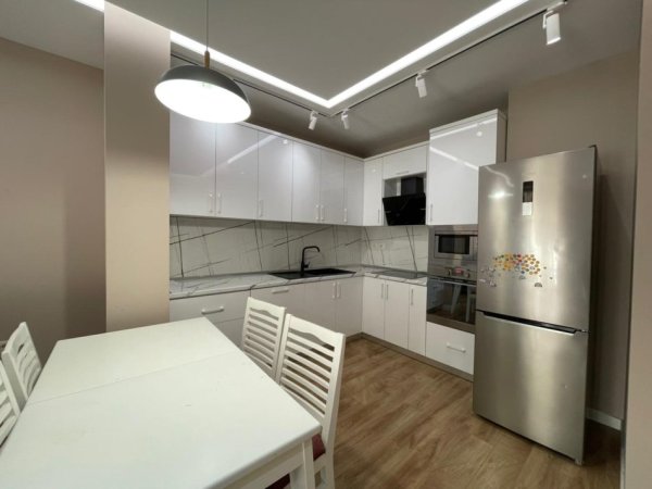 Tirane, jepet me qera apartament 2+1 Kati 3, 100 m² 1.100 € (Kika 2 tek Komuna e Parisit.)