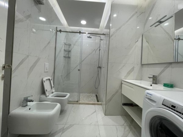 Tirane, jepet me qera apartament 2+1 Kati 3, 100 m² 1.100 € (Kika 2 tek Komuna e Parisit.)