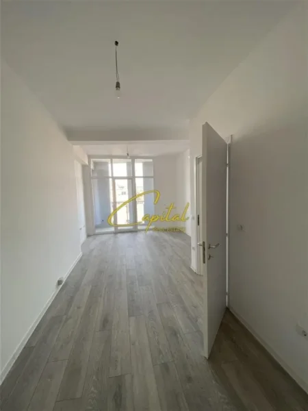 Tirane, jepet me qera zyre Kati 6, 70 m² 700 € (KOMUNA E PARISIT)