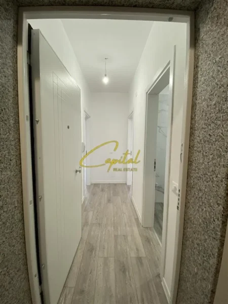 Tirane, jepet me qera zyre Kati 6, 70 m² 700 € (KOMUNA E PARISIT)