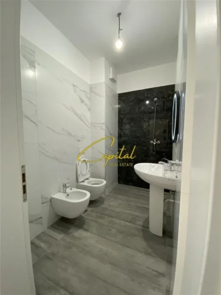 Tirane, jepet me qera zyre Kati 6, 70 m² 700 € (KOMUNA E PARISIT)