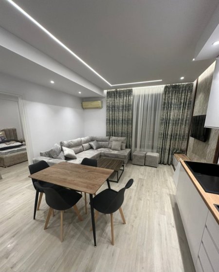 Tirane, jepet me qera apartament 1+1 Kati 1, 55 m² 700 € (zogu i zi)