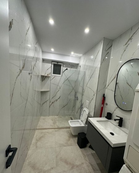 Tirane, jepet me qera apartament 1+1 Kati 1, 55 m² 700 € (zogu i zi)