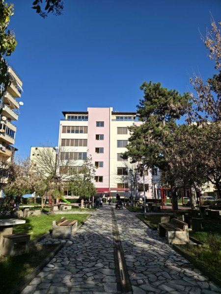 Shkoder, jepet me qera zyre Kati 2, 60 m² 300 € (Afer pedonales)