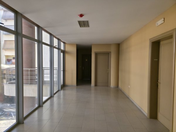 Shkoder, jepet me qera zyre Kati 2, 60 m² 300 € (Afer pedonales)
