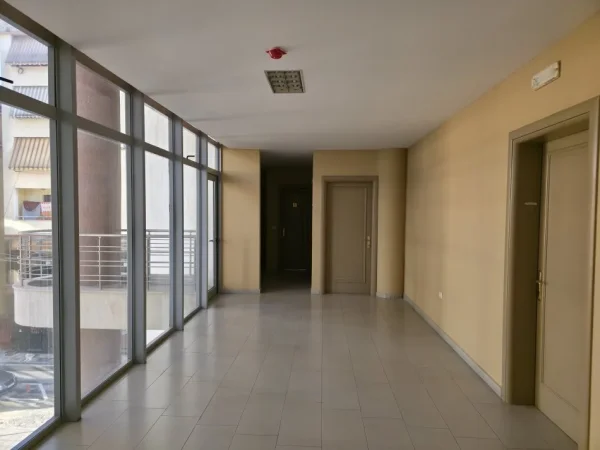 Shkoder, jepet me qera zyre Kati 2, 60 m² (Afer pedonales)