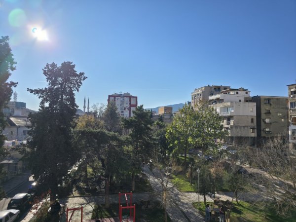 Shkoder, jepet me qera zyre Kati 2, 60 m² 300 € (Afer pedonales)