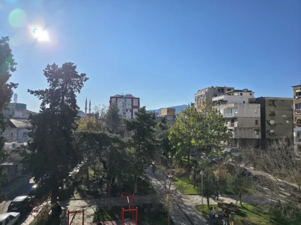 Shkoder, jepet me qera zyre Kati 2, 60 m² (Afer pedonales)