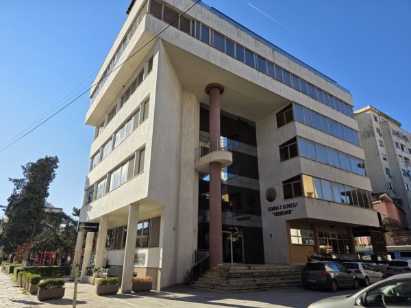 Shkoder, jepet me qera zyre Kati 2, 60 m² 300 € (Afer pedonales)