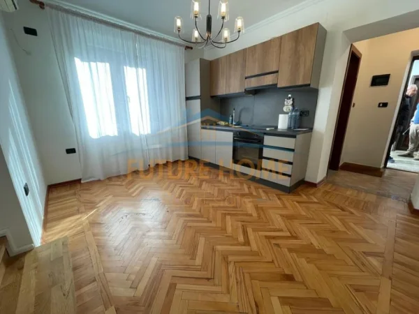 Tirane, jepet me qera apartament 1+1 Kati 2, 75 m² 600 € (Rruga e Elbasanit pranë Shkollës Baletit.)