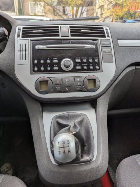 Tirane, shes makine me portobagazh Nafte, gri metalizato manuale Kondicioner 180.000 km 3.000 €