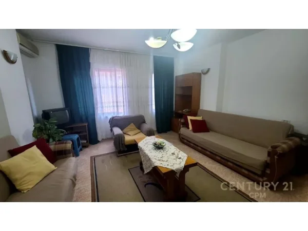 Tirane, jepet me qera apartament 1+1 Kati 4, 72 m² 600 € (Pallatet Agimi)