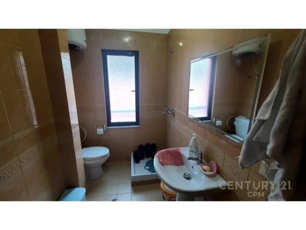 Tirane, jepet me qera apartament 1+1 Kati 4, 72 m² 600 € (Pallatet Agimi)