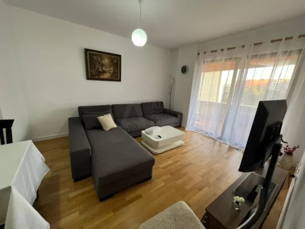 Tirane, jepet me qera apartament 2+1+Ballkon Kati 4, 98 m² 600 € (astir)