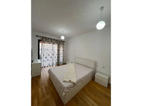 Tirane, jepet me qera apartament 2+1+Ballkon Kati 4, 98 m² 600 € (astir)