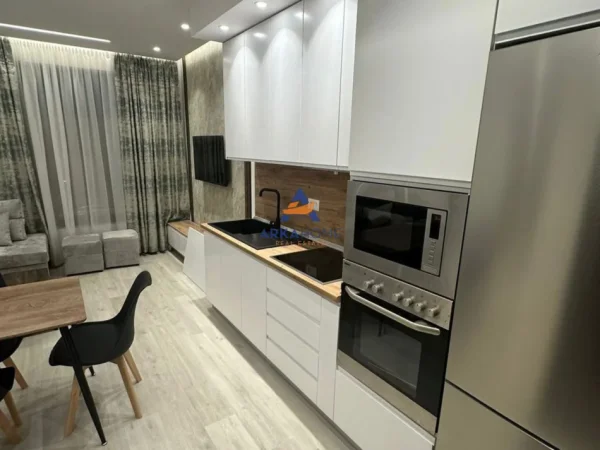 Tirane, jepet me qera apartament 1+1+Ballkon Kati 1, 55 m² 700 € 