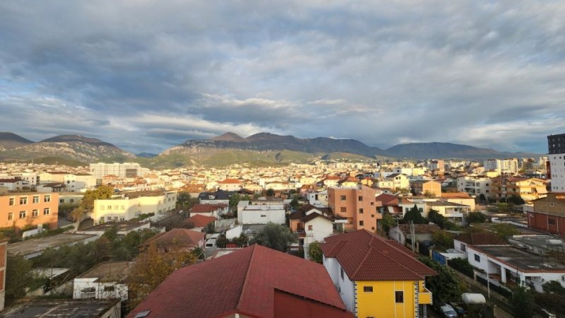 Tirane, jepet me qera apartament 2+1 Kati 5, 100 m² 550 € (Rruga 5 Maji)