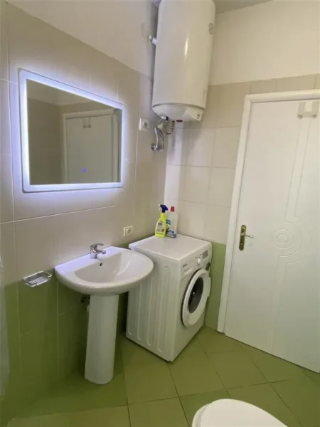 Tirane, jepet me qera apartament 1+1+Ballkon Kati 8, 70 m² 400 € (Ne Astir)