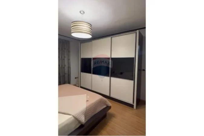 Tirane, jepet me qera apartament 1+1 , 65 m² 800 € (Blloku)